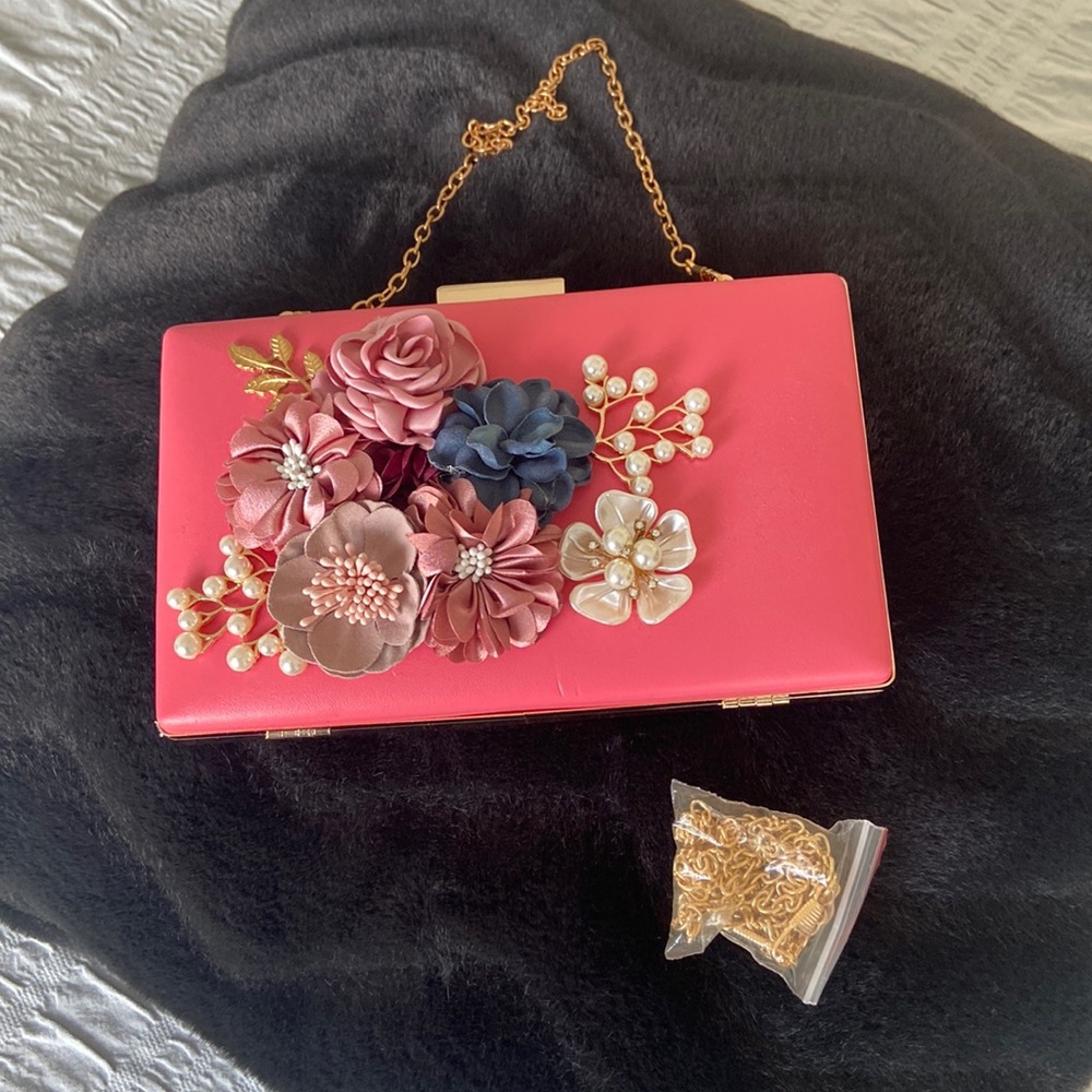 Cute little clutch purse. Excellent condition.